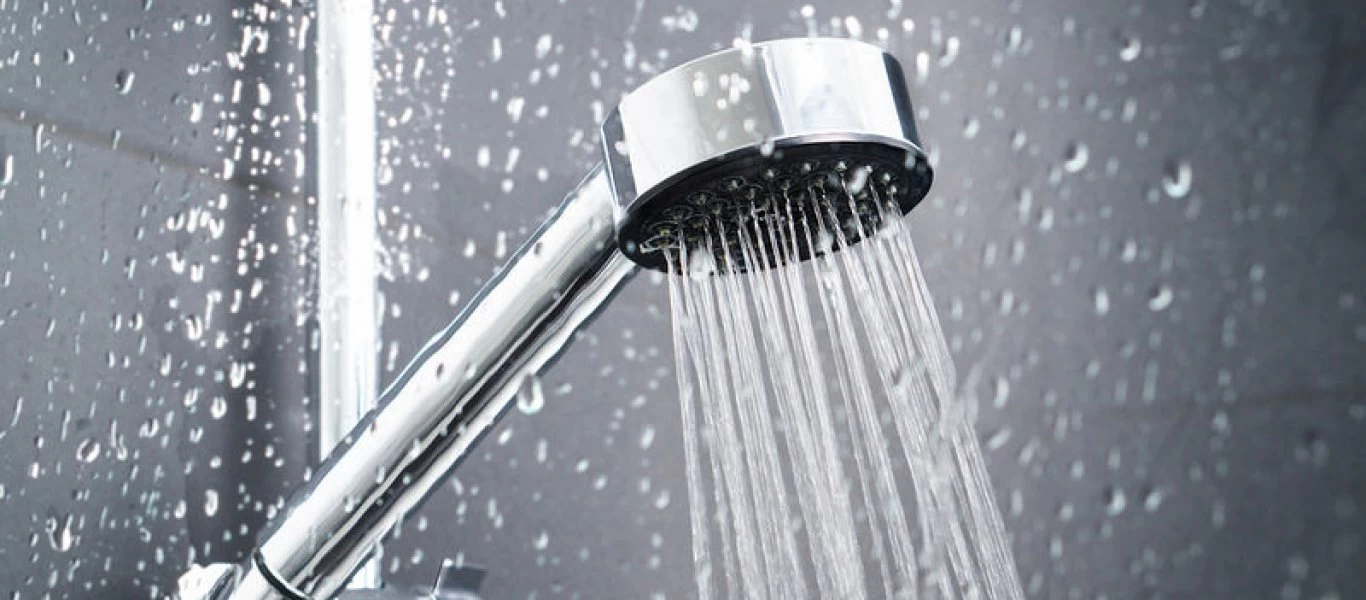 Σίγουρα τα κάνετε και εσείς: Πέντε βασικά λάθη στο ντους που καταστρέφουν το δέρμα